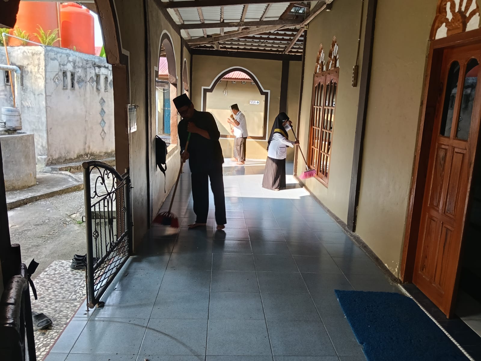 Dokumentasi kegiatan Gerakan Bersih-Bersih Masjid KUA Pusako