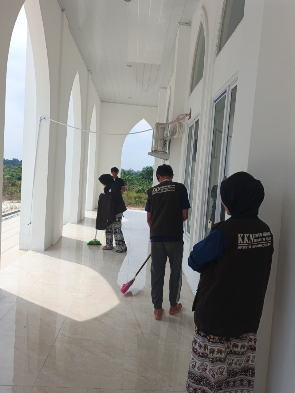 Dokumentasi kegiatan Gerakan Bersih-Bersih Masjid KUA Pusako