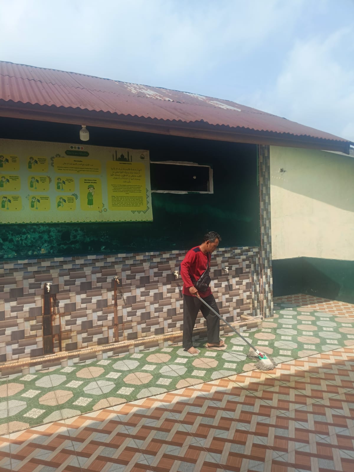 Dokumentasi kegiatan Gerakan Bersih-Bersih Masjid KUA Pusako
