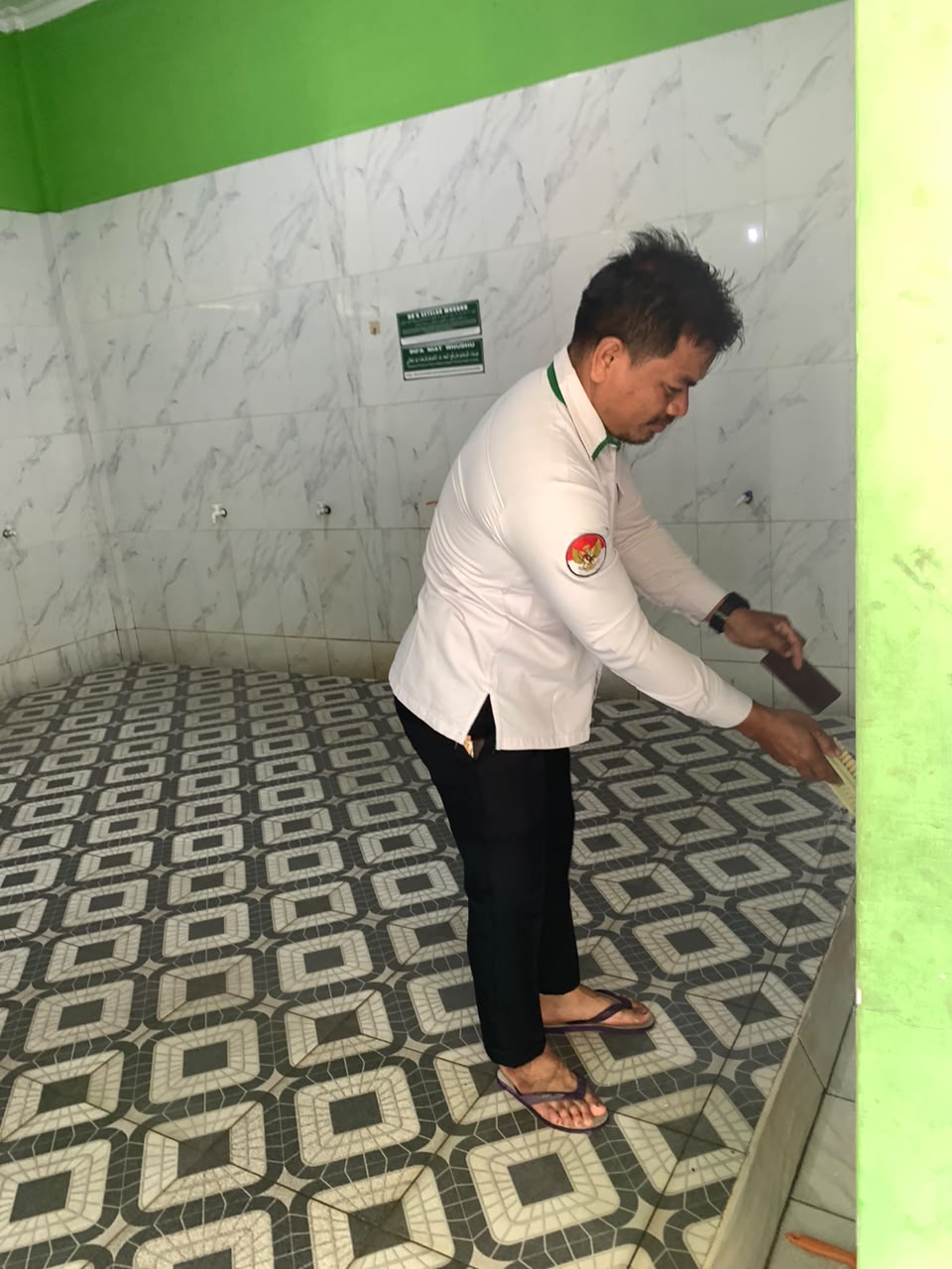 Dokumentasi kegiatan GEBER MAS (Gerakan Bersih-bersih) MTsN 2 Siak  di Mesjid Agung Amirul Mukminin Kecamatan Sungai Apit