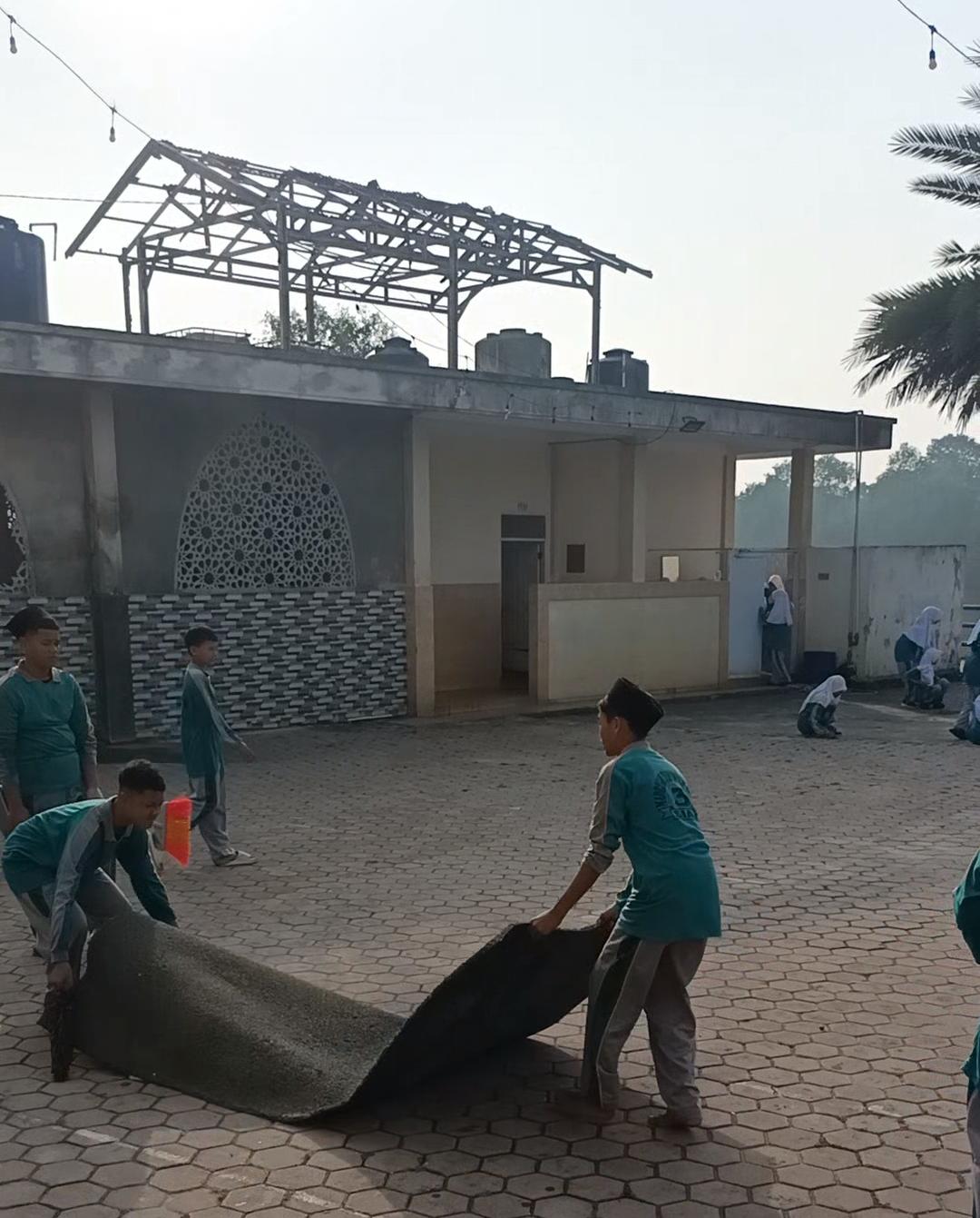Dokumentasi kegiatan MTs Negeri 3 Siak Kampus 2 Tualang _ Gerakan Bersih Masjid Jami' Darussalam Tualang