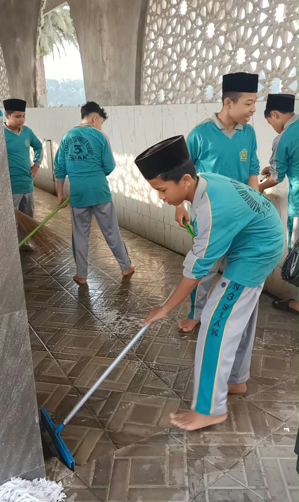 Dokumentasi kegiatan MTs Negeri 3 Siak Kampus 2 Tualang _ Gerakan Bersih Masjid Jami' Darussalam Tualang