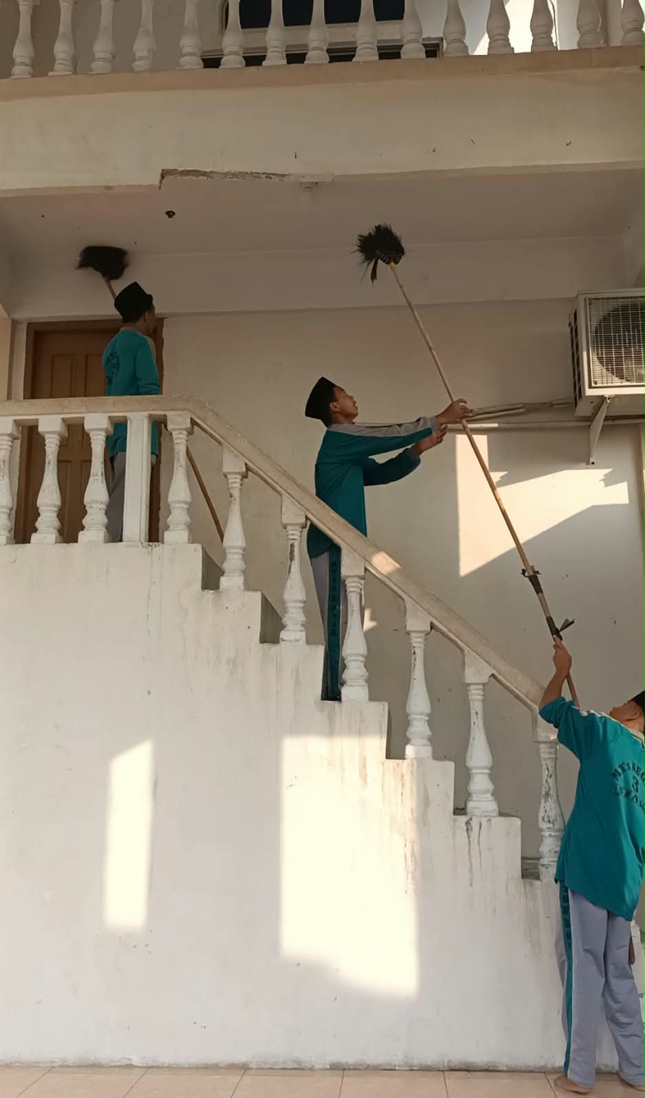 Dokumentasi kegiatan MTs Negeri 3 Siak Kampus 2 Tualang _ Gerakan Bersih Masjid Jami' Darussalam Tualang