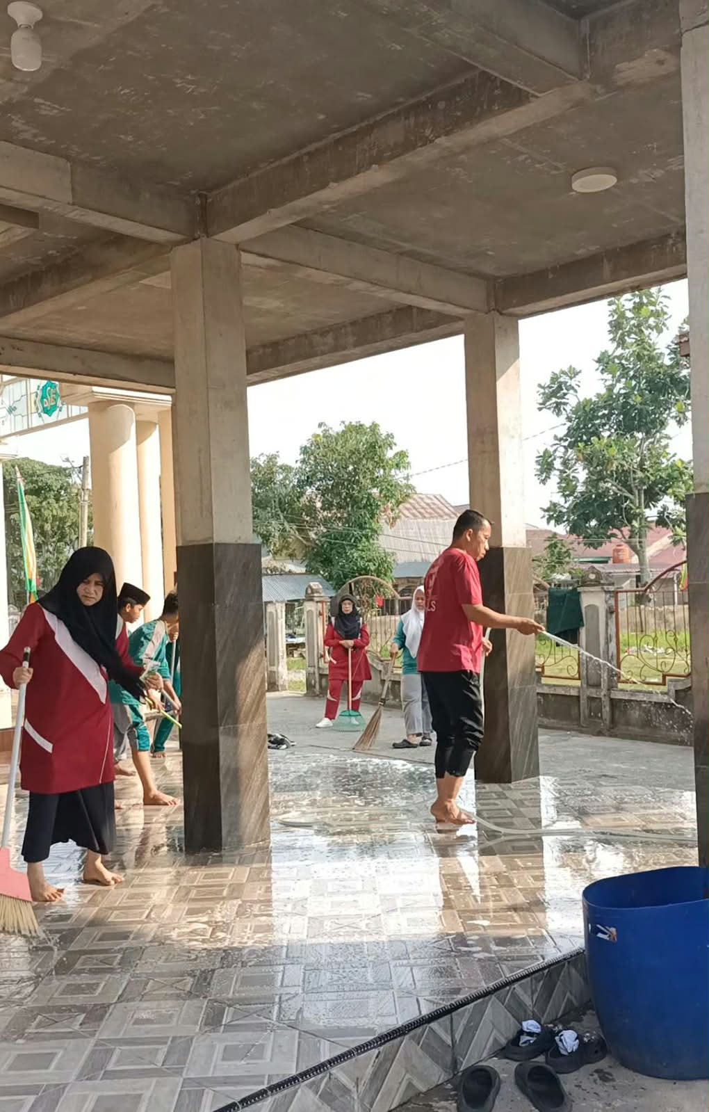 Dokumentasi kegiatan MTs Negeri 3 Siak Kampus 2 Tualang _ Gerakan Bersih Masjid Jami' Darussalam Tualang