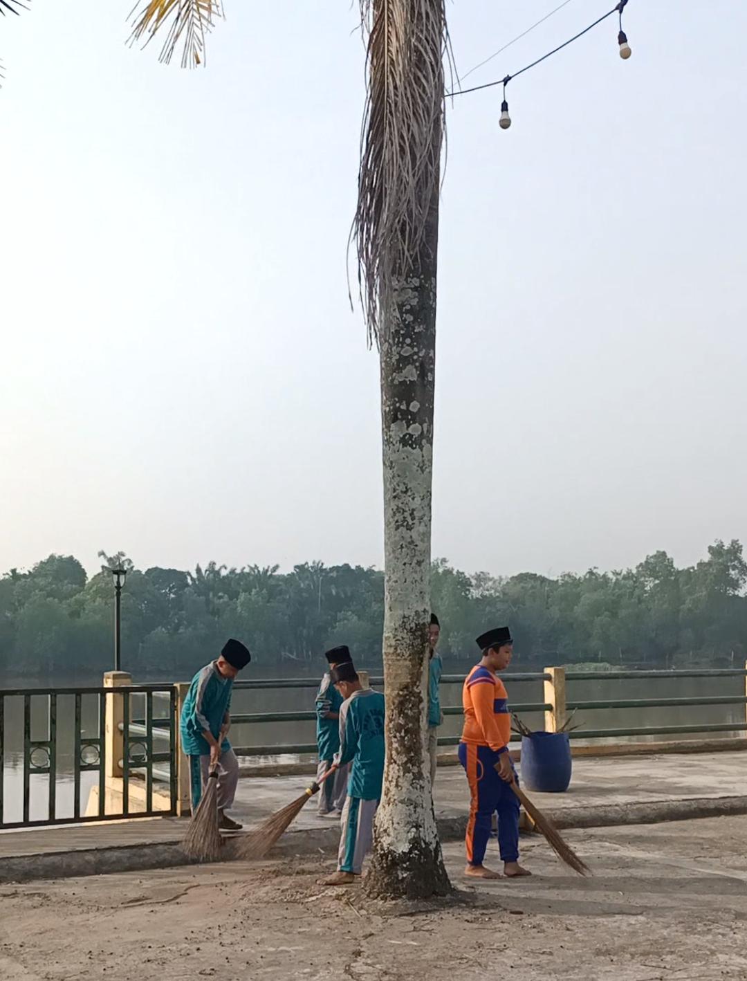 Dokumentasi kegiatan MTs Negeri 3 Siak Kampus 2 Tualang _ Gerakan Bersih Masjid Jami' Darussalam Tualang
