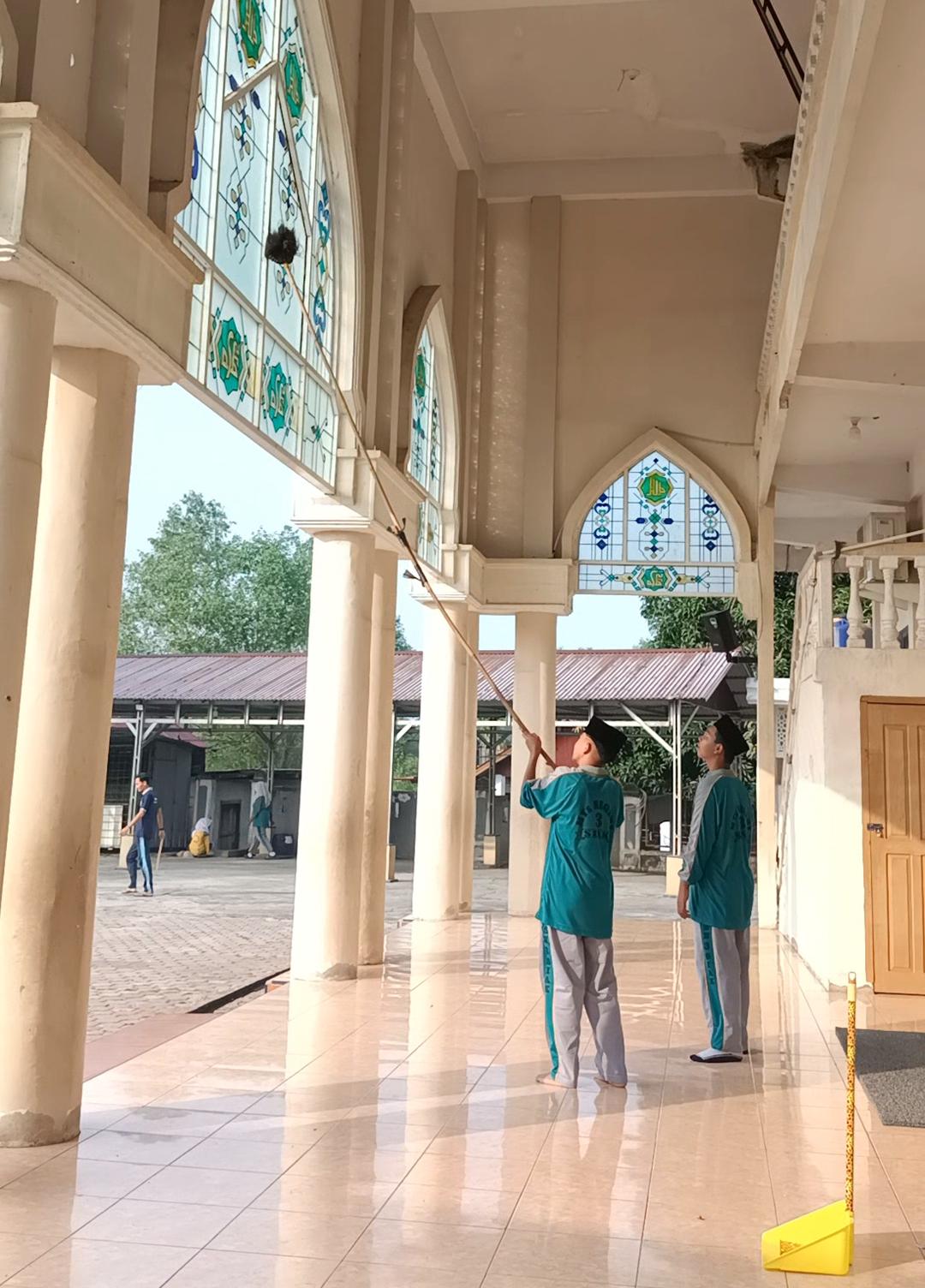 Dokumentasi kegiatan MTs Negeri 3 Siak Kampus 2 Tualang _ Gerakan Bersih Masjid Jami' Darussalam Tualang