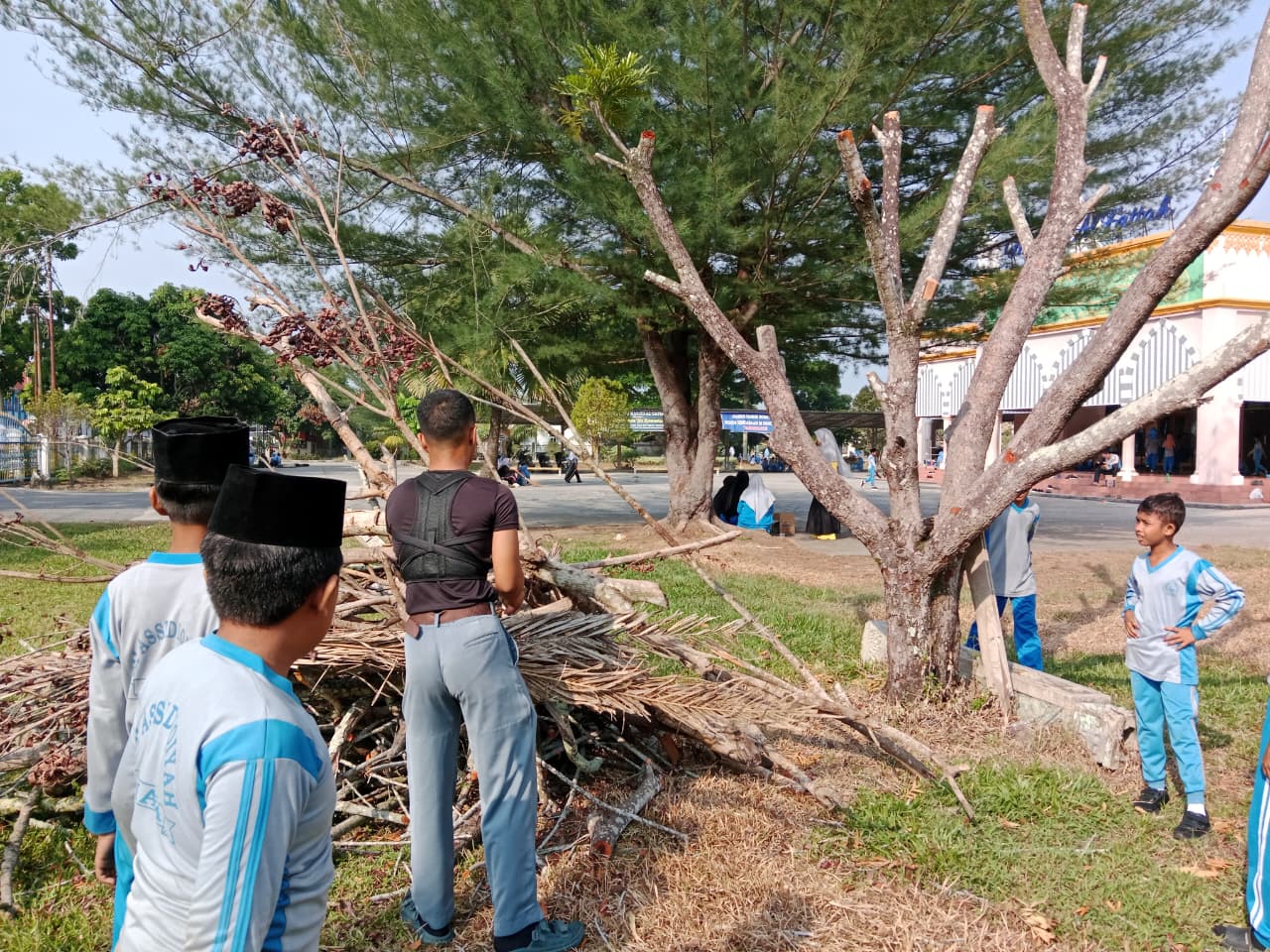Dokumentasi kegiatan Gerakan Bersih-Bersih Masjid di Masjid Al-Fattah Kecamatan Siak