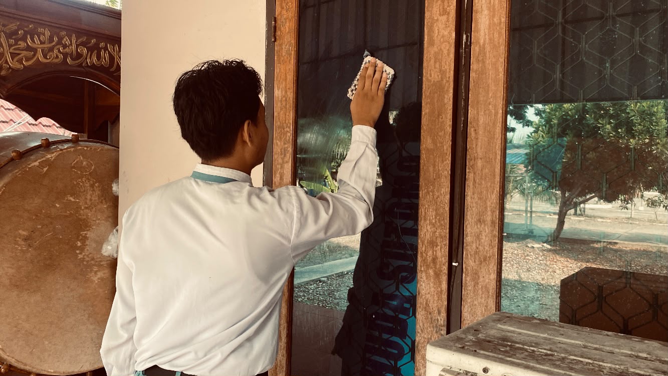 Dokumentasi kegiatan Gerakan Bersih-Bersih Masjid di Masjid Al-Fattah Kecamatan Siak