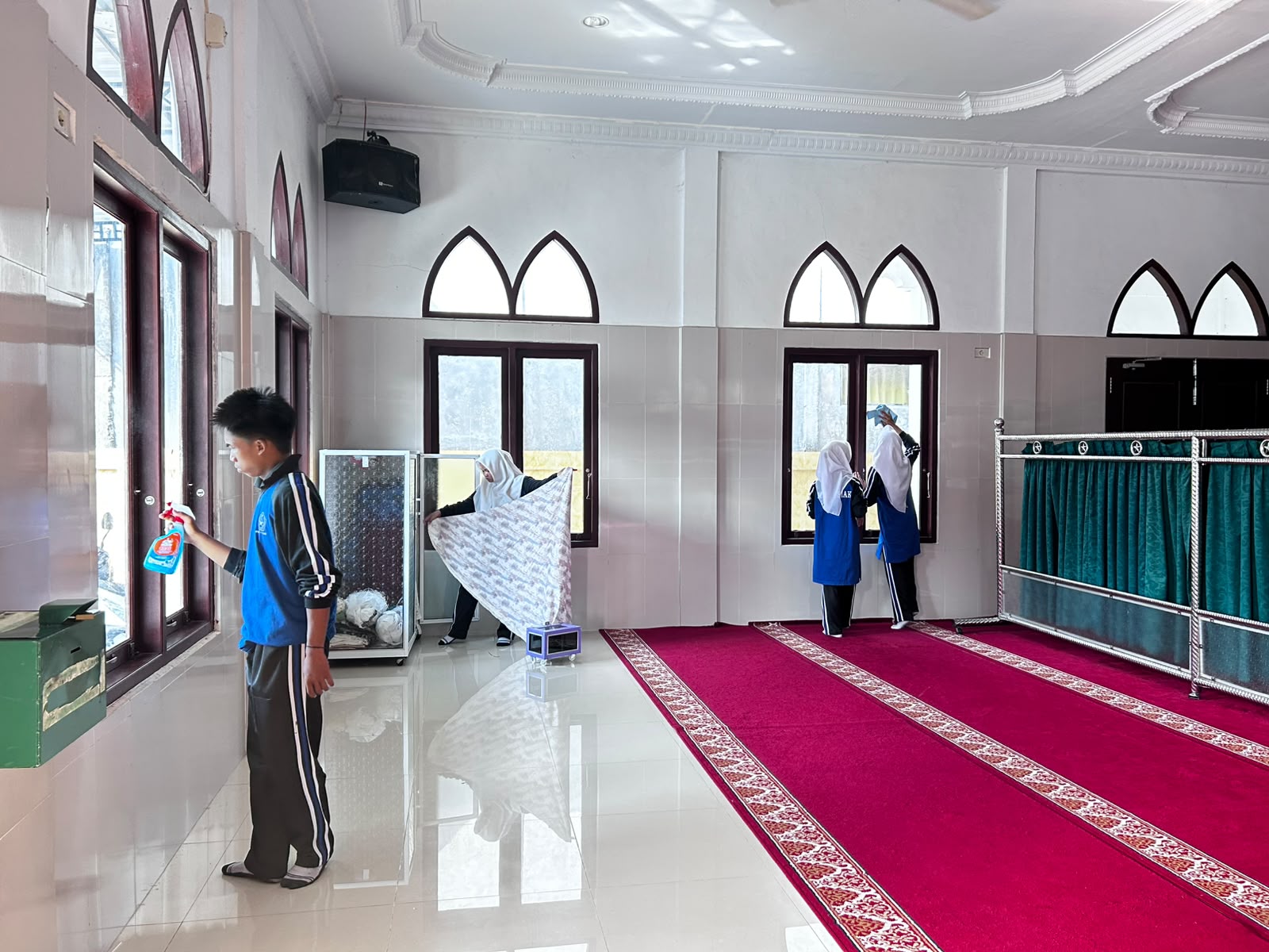 Dokumentasi kegiatan GEBERMAS (Gerakan Bersih-bersih) MAN 1 Siak di Musolla Al Mustaqim KEcamatan Siak