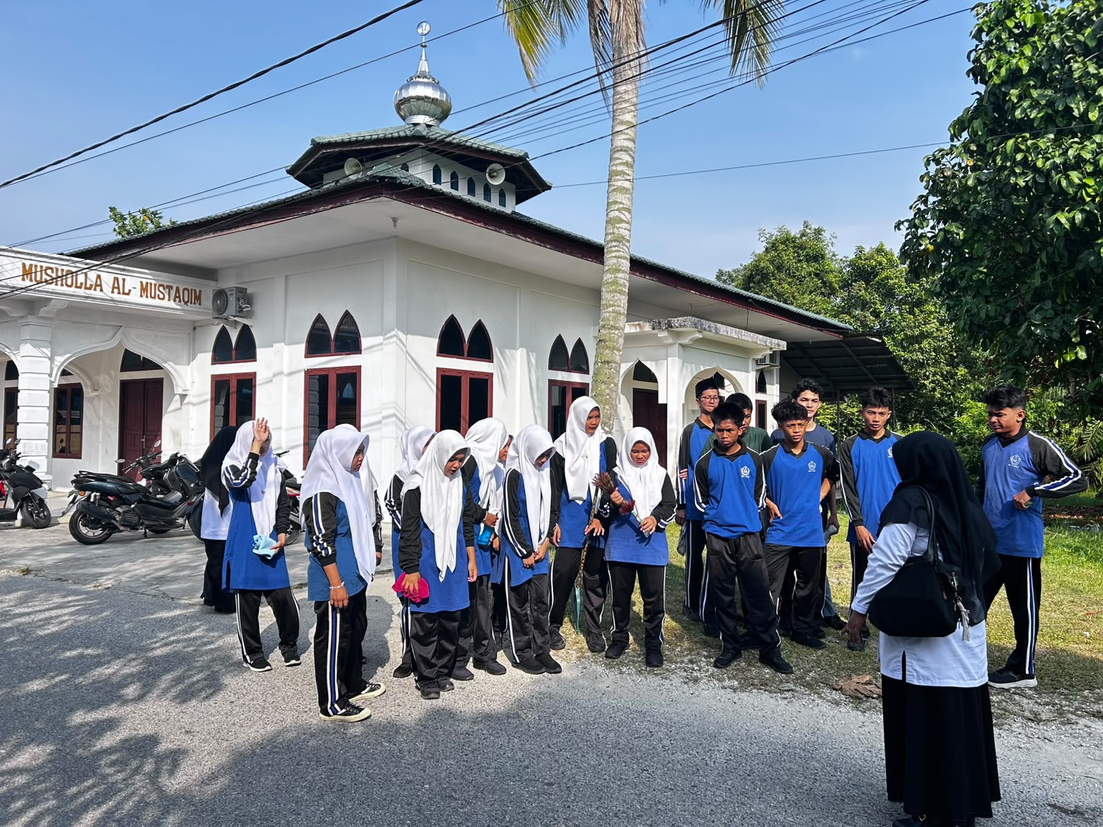 Dokumentasi kegiatan GEBERMAS (Gerakan Bersih-bersih) MAN 1 Siak di Musolla Al Mustaqim KEcamatan Siak