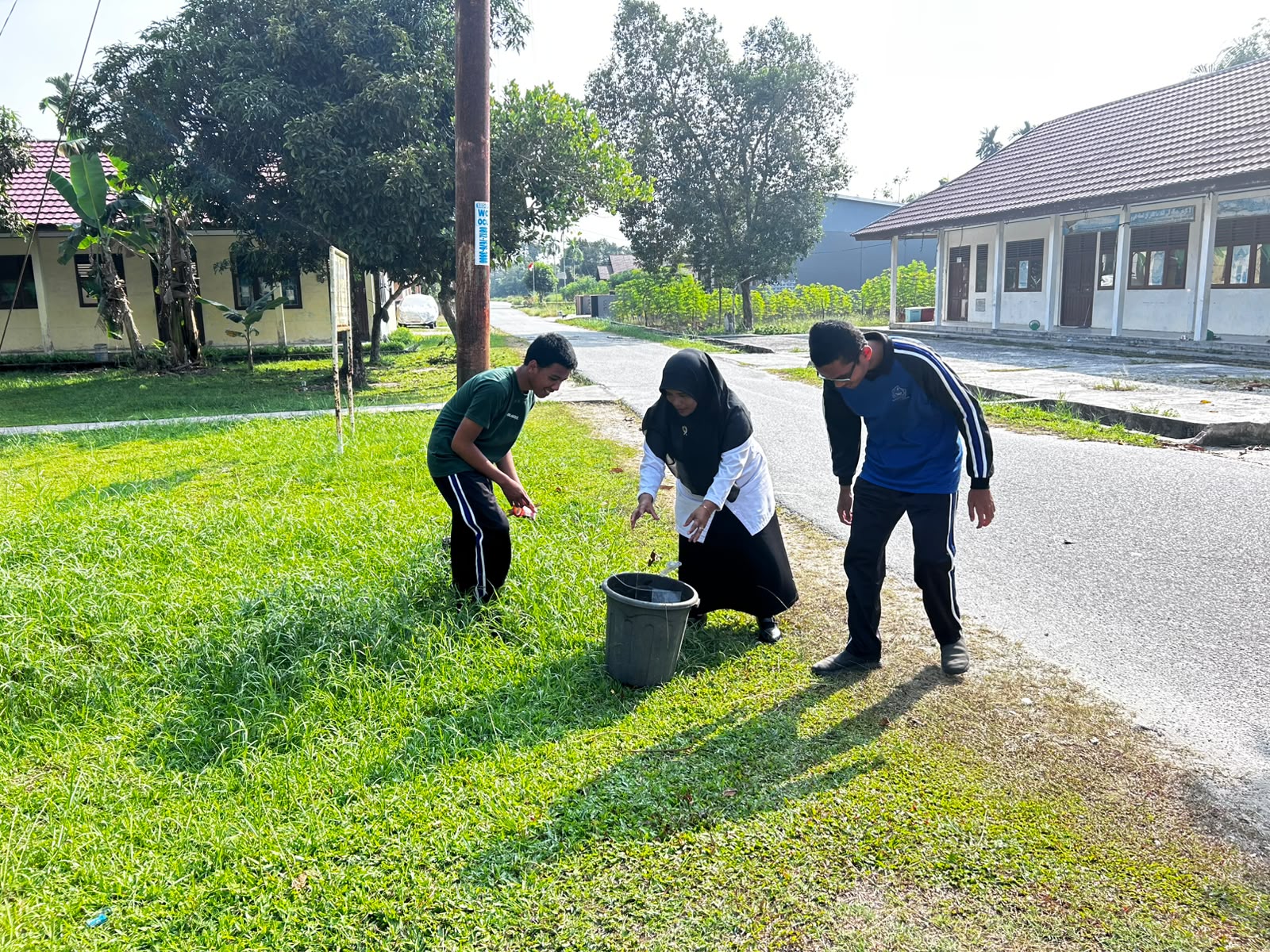 Dokumentasi kegiatan GEBERMAS (Gerakan Bersih-bersih) MAN 1 Siak di Musolla Al Mustaqim KEcamatan Siak