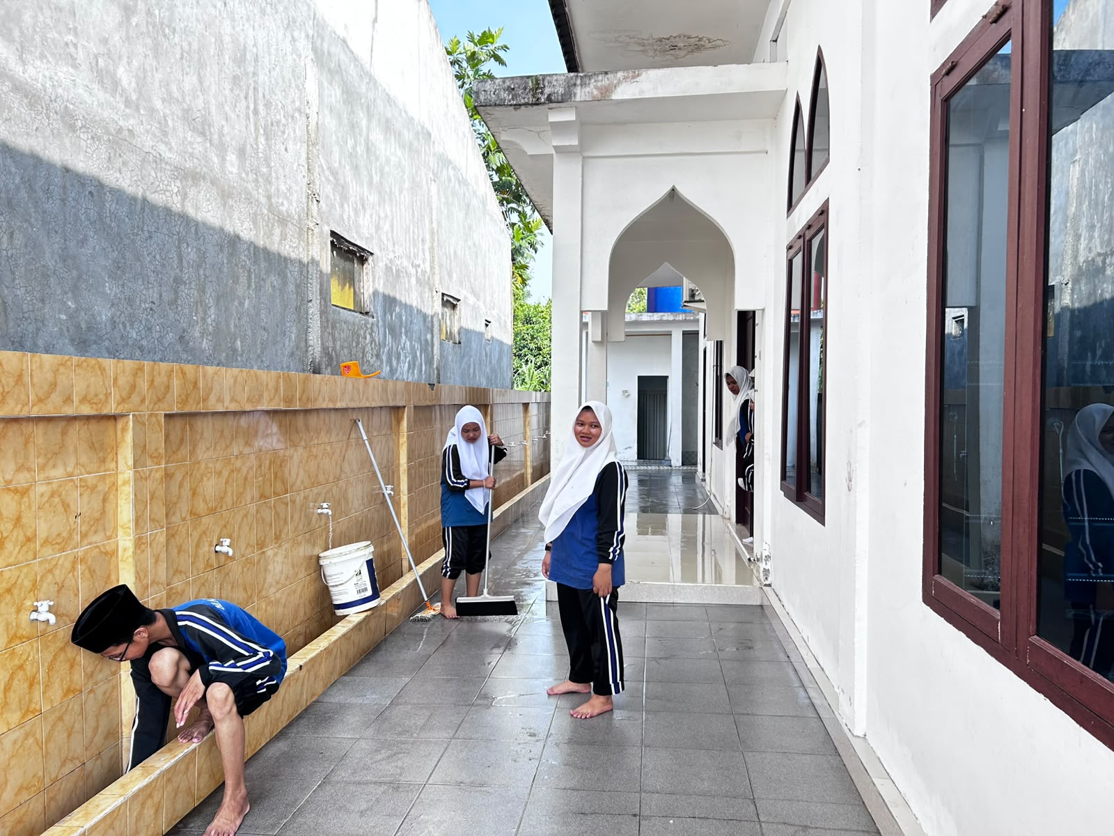 Dokumentasi kegiatan GEBERMAS (Gerakan Bersih-bersih) MAN 1 Siak di Musolla Al Mustaqim KEcamatan Siak