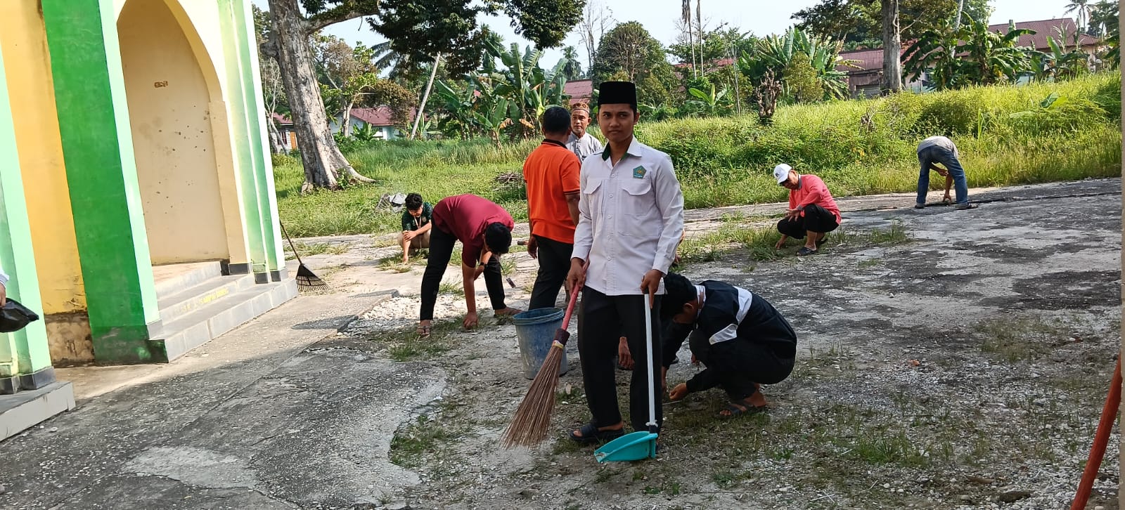 Dokumentasi kegiatan Gerakan Bersih-Bersih Masjid