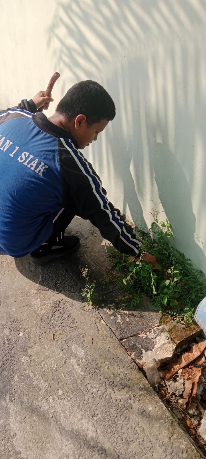 Dokumentasi kegiatan GEBERMAS (Gerakan Bersih-bersih) MAN 1 Siak di Musolla Al Iklas Kecamatan Siak