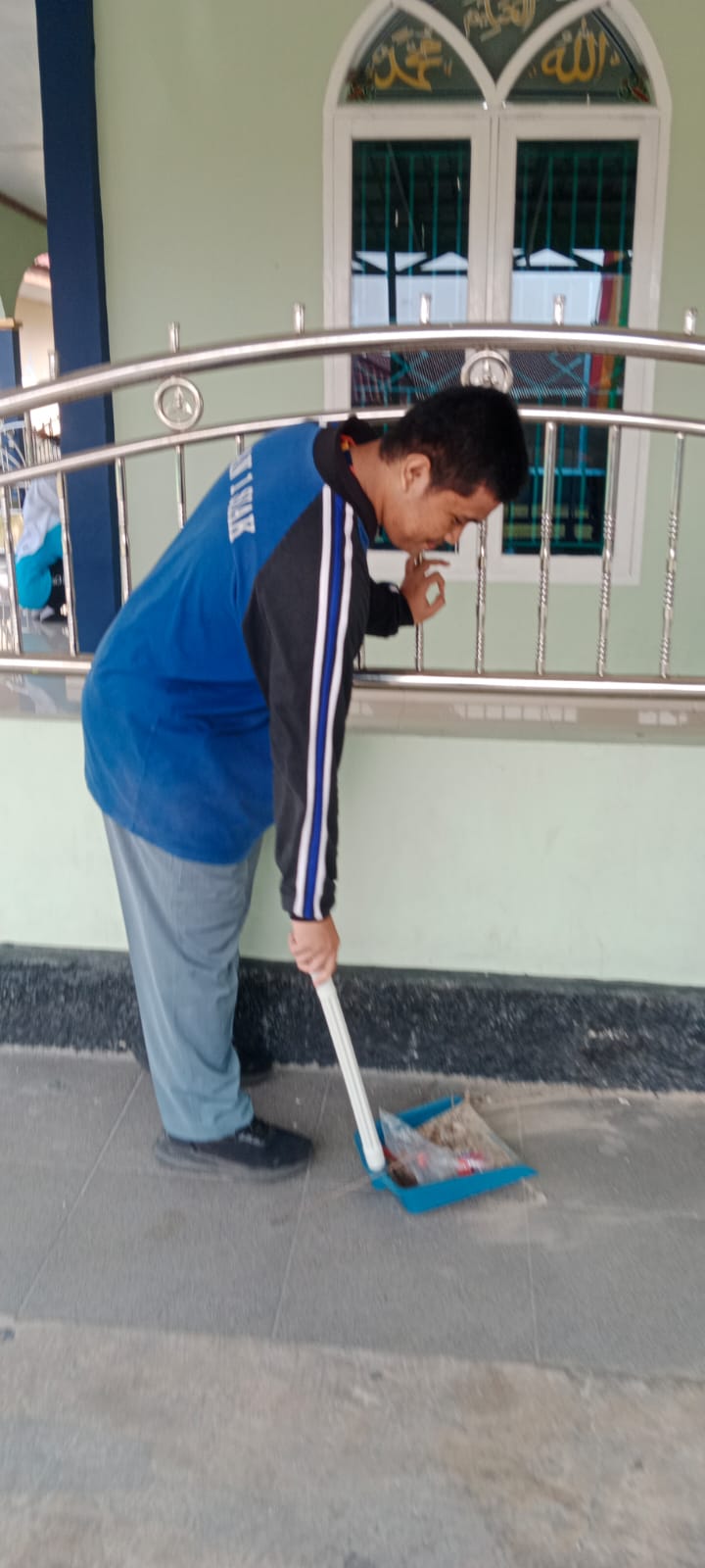 Dokumentasi kegiatan GEBERMAS (Gerakan Bersih-bersih) MAN 1 Siak di Musolla Al Iklas Kecamatan Siak