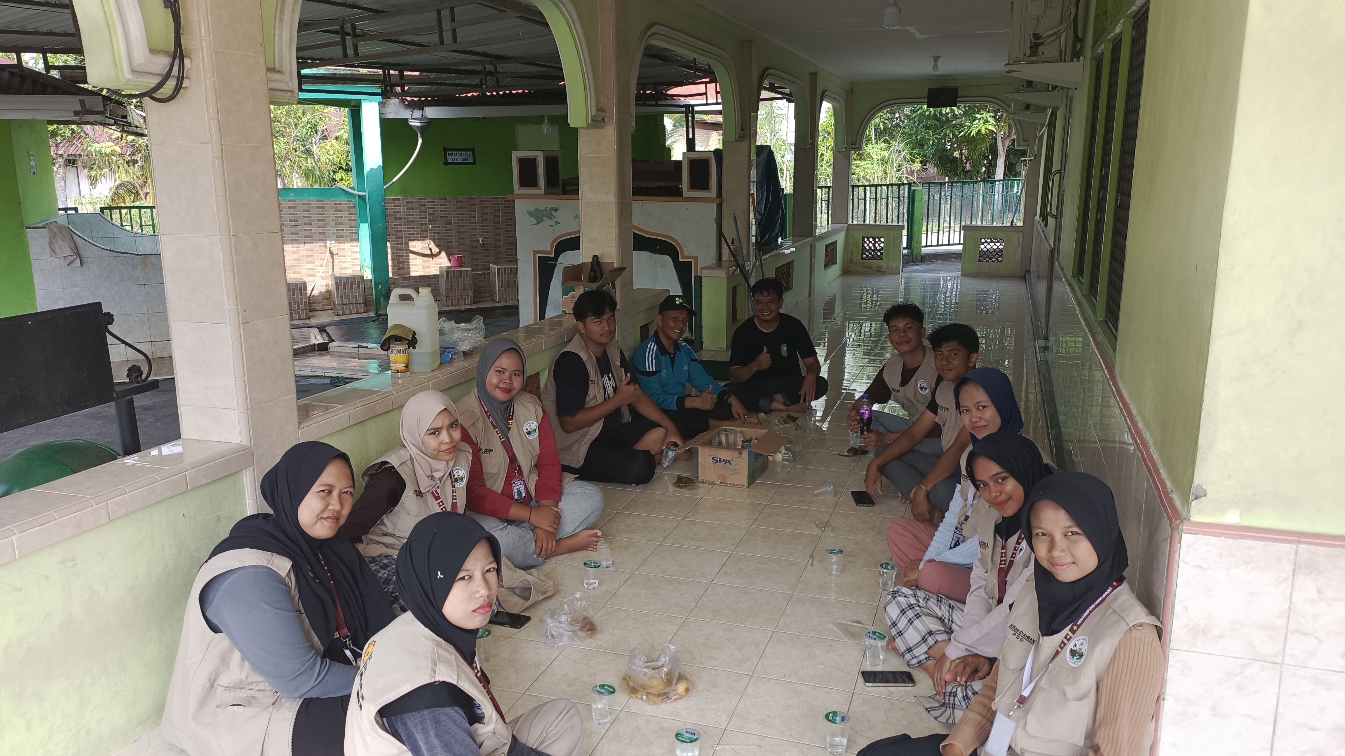 Dokumentasi kegiatan Bersih bersih masjid, di masjid syuhada suak lanjut