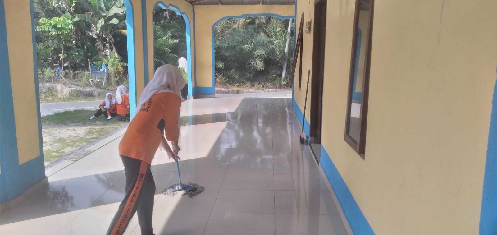 Dokumentasi kegiatan Gerakan bersih-Bersih Musholla Nur Ihsan