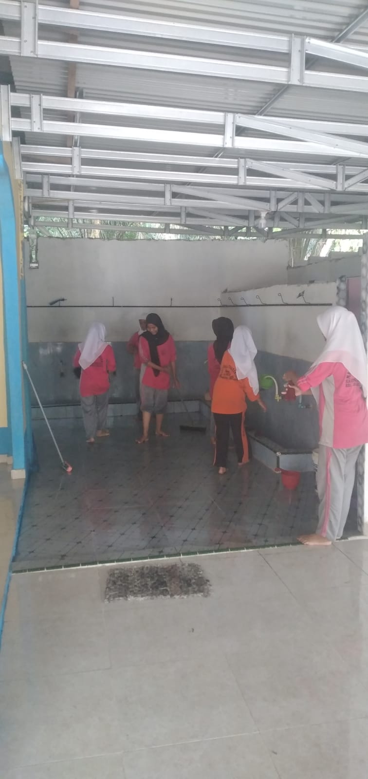Dokumentasi kegiatan Gerakan bersih-Bersih Musholla Nur Ihsan
