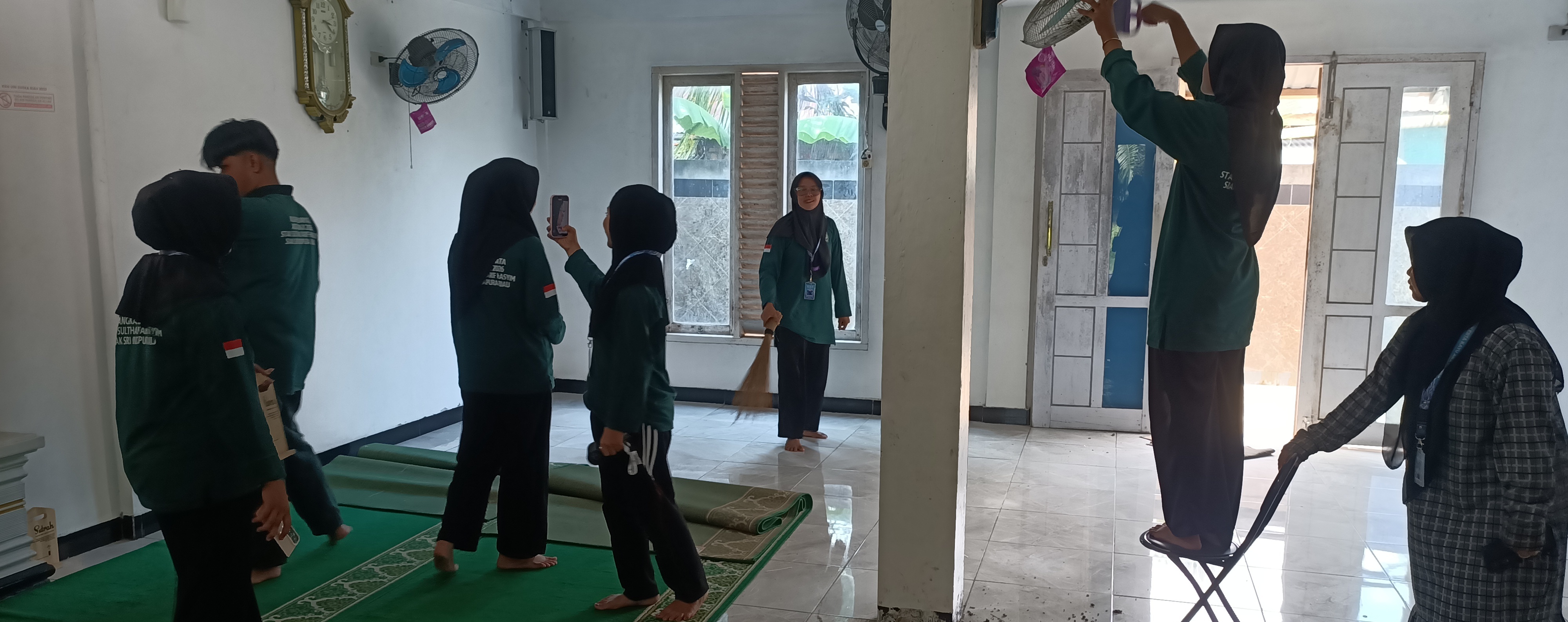 Dokumentasi kegiatan Gerakan Bersih-Bersih Masjid Nurul Iman Kayuara Permai