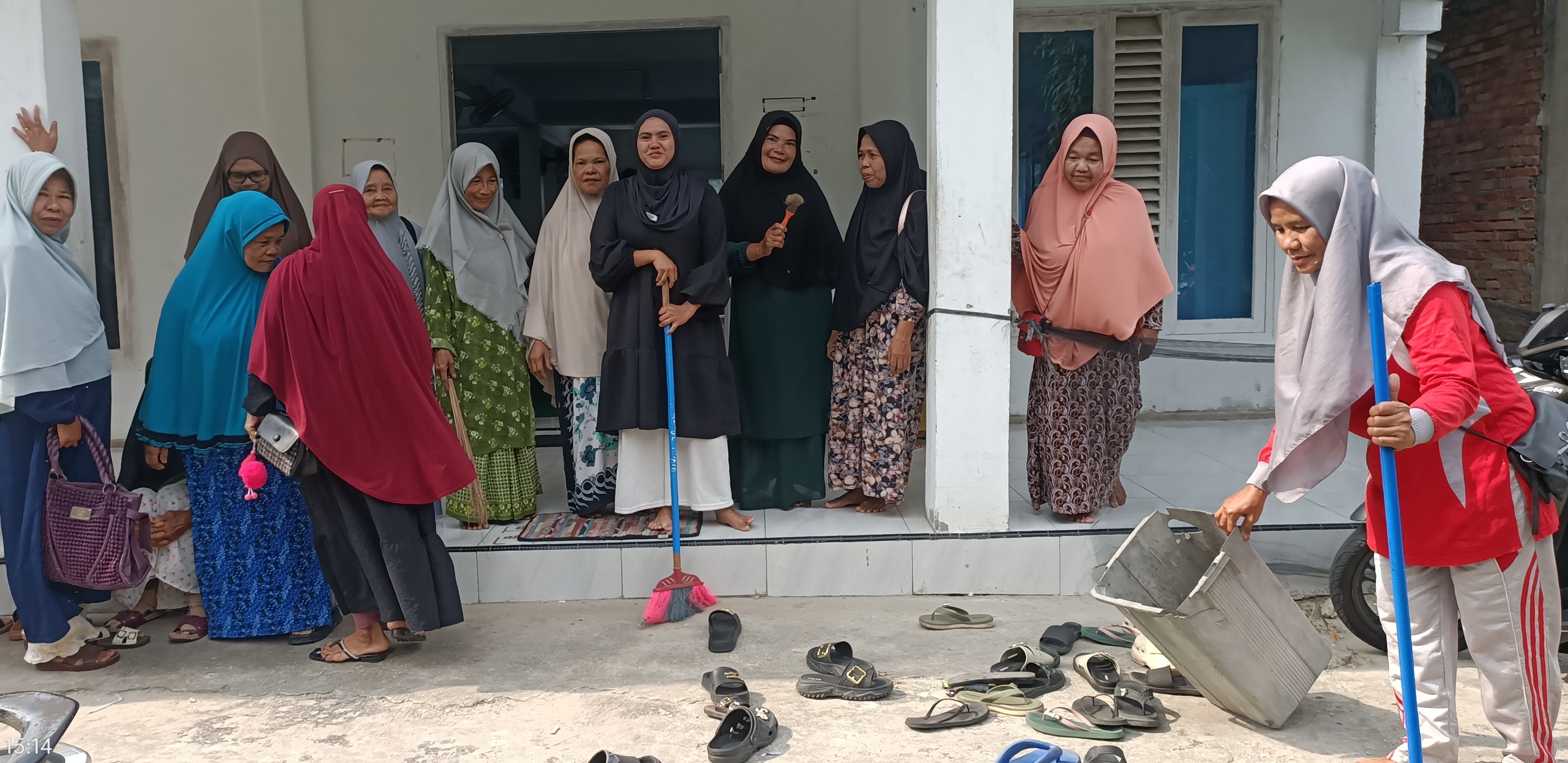 Dokumentasi kegiatan Gerakan Bersih-Bersih Masjid Nurul Iman Kayuara Permai
