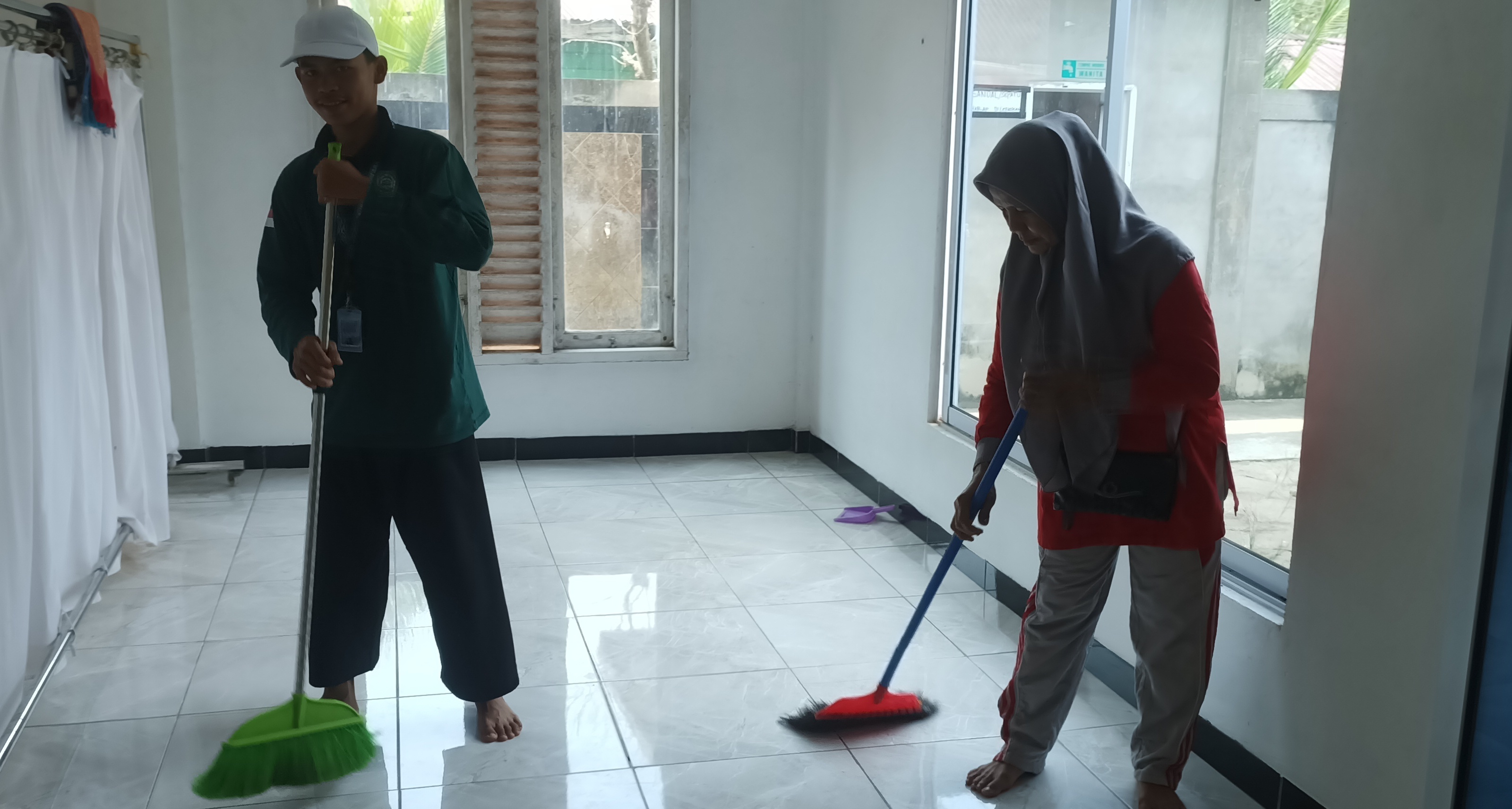 Dokumentasi kegiatan Gerakan Bersih-Bersih Masjid Nurul Iman Kayuara Permai