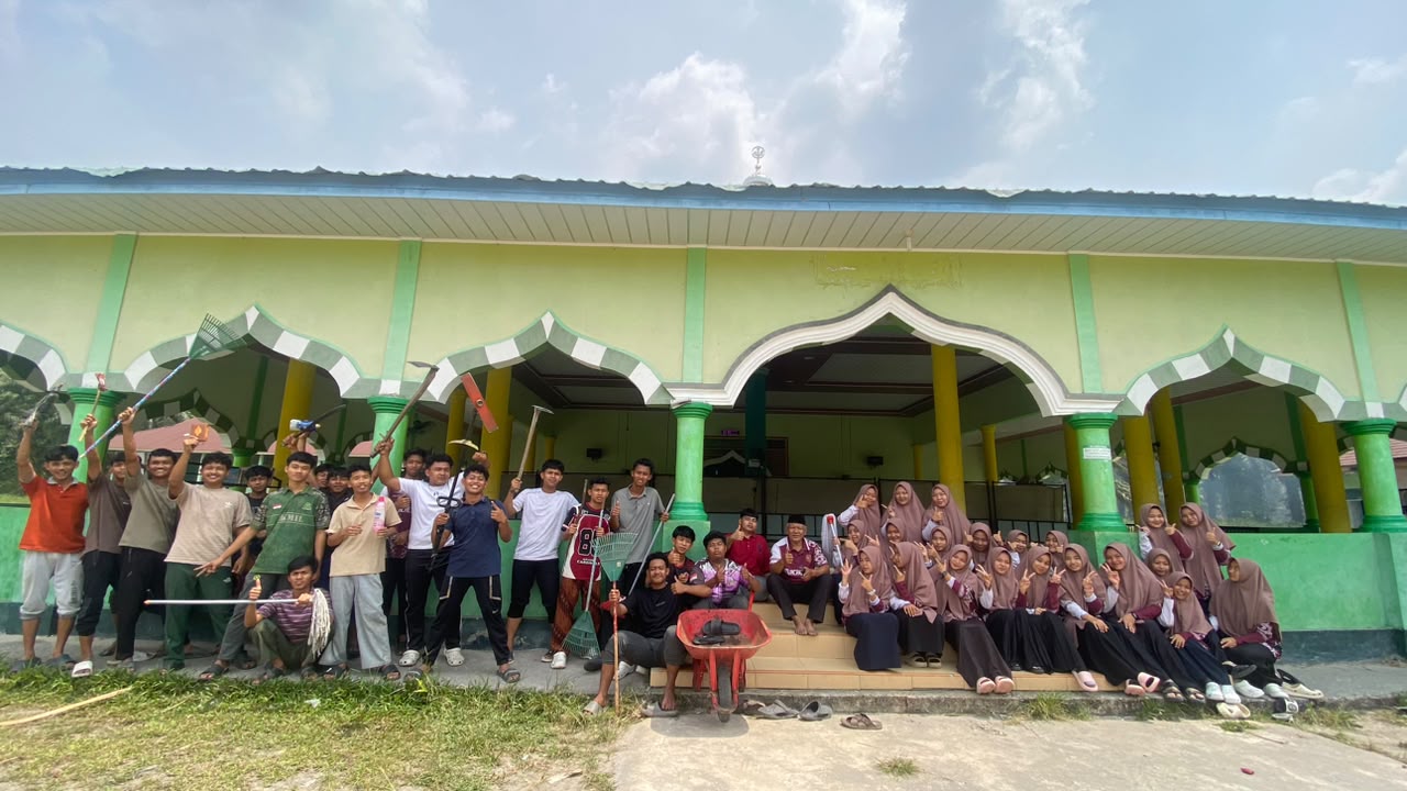 Dokumentasi kegiatan Gerakan Bersih-Bersih Masjid di Masjid Jami' Ittihadul Muslimin Kecamatan Koto Gasib dalam Rangka HUT ke-81 Kemerdekaan Republik Indonesia