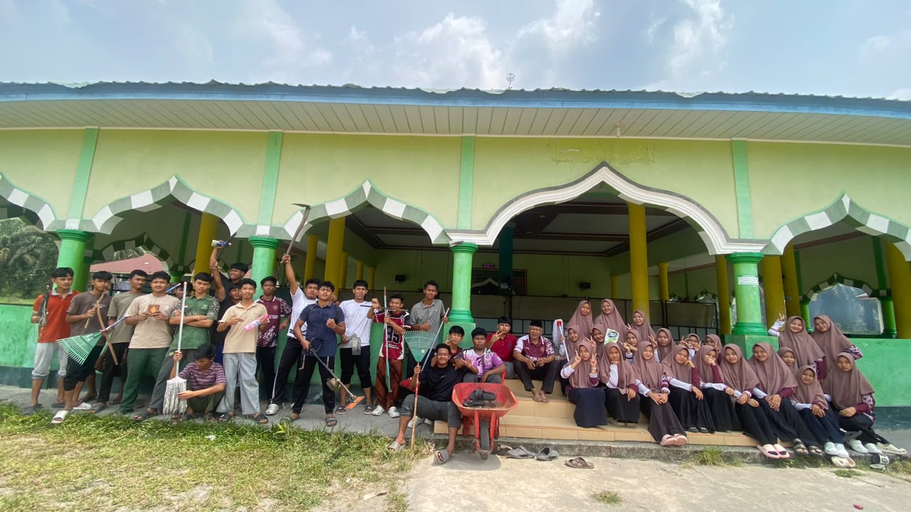 Dokumentasi kegiatan Gerakan Bersih-Bersih Masjid di Masjid Jami' Ittihadul Muslimin Kecamatan Koto Gasib dalam Rangka HUT ke-81 Kemerdekaan Republik Indonesia