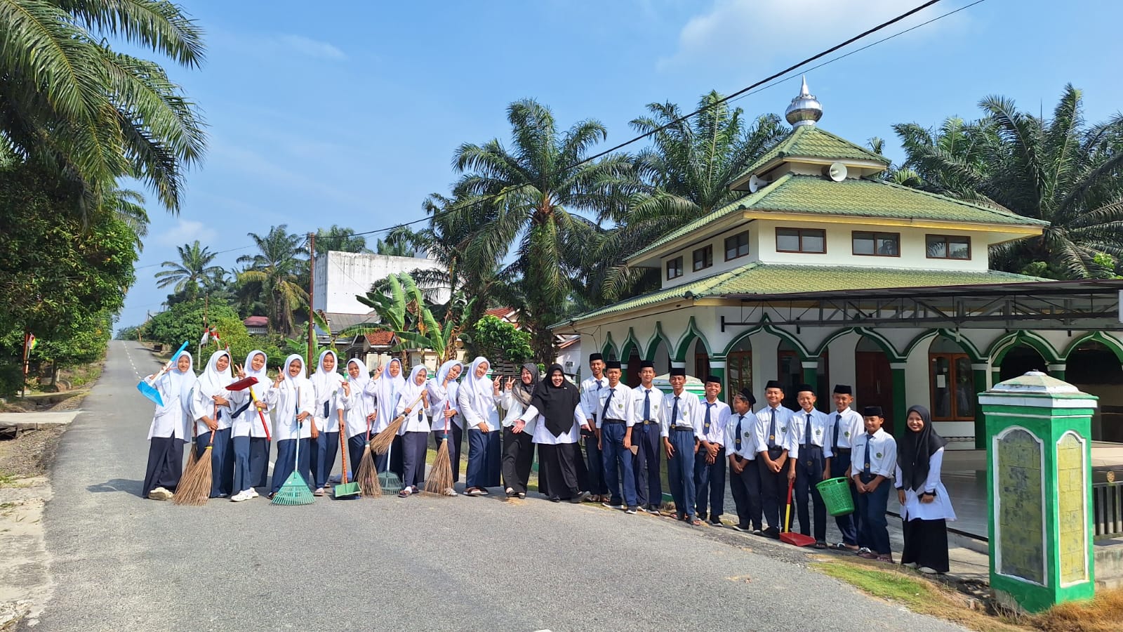 Dokumentasi kegiatan GABERMAS MTs AR RIYADH : BERSIH MASJID, NYAMAN BERIBADAH, LINGKUNGAN ASRI