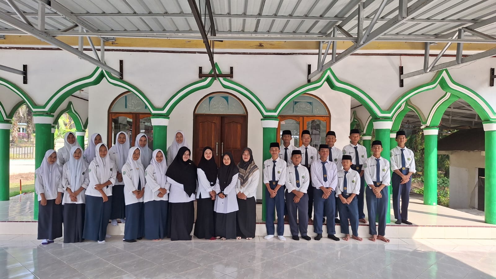 Dokumentasi kegiatan GABERMAS MTs AR RIYADH : BERSIH MASJID, NYAMAN BERIBADAH, LINGKUNGAN ASRI