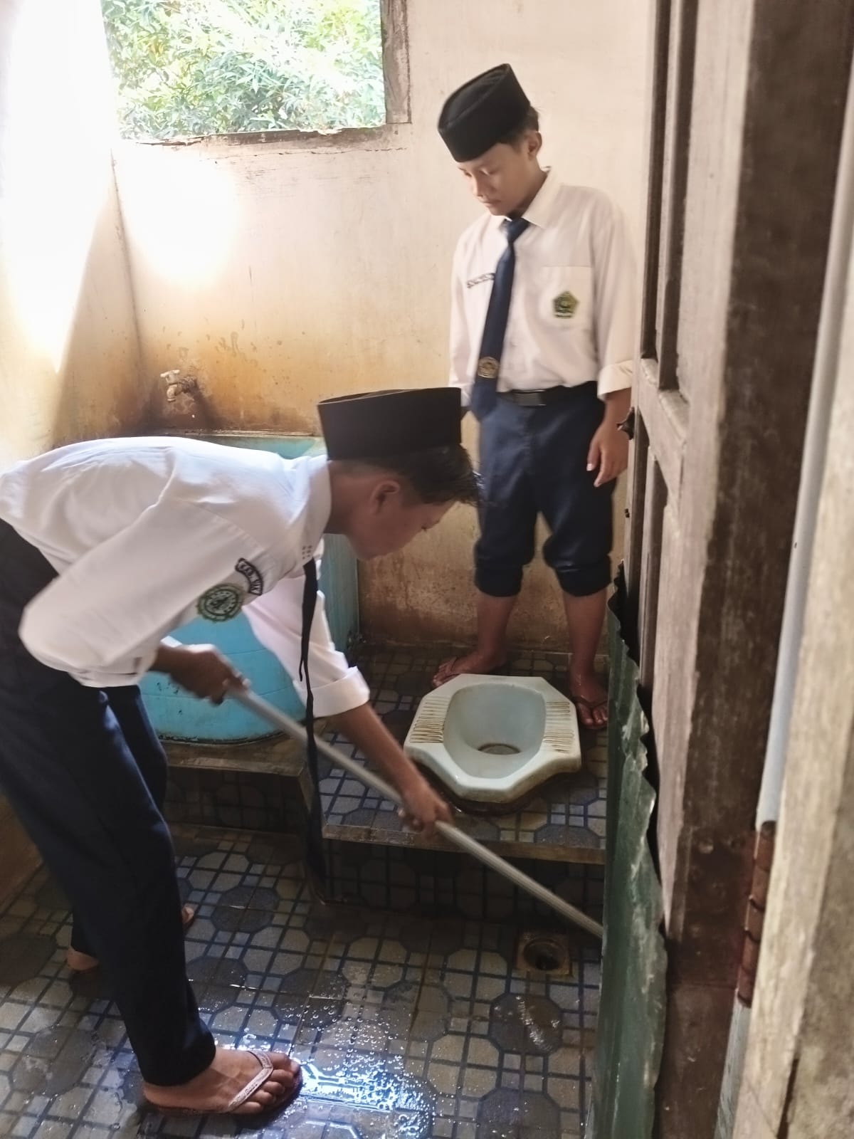 Dokumentasi kegiatan GABERMAS MTs AR RIYADH : BERSIH MASJID, NYAMAN BERIBADAH, LINGKUNGAN ASRI