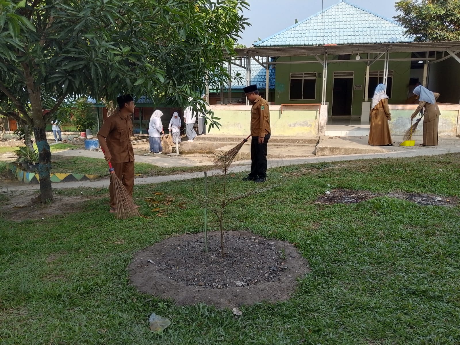 Dokumentasi kegiatan Gerakan Bersih - Bersih Musholla di Musholla Bustanul Ulum