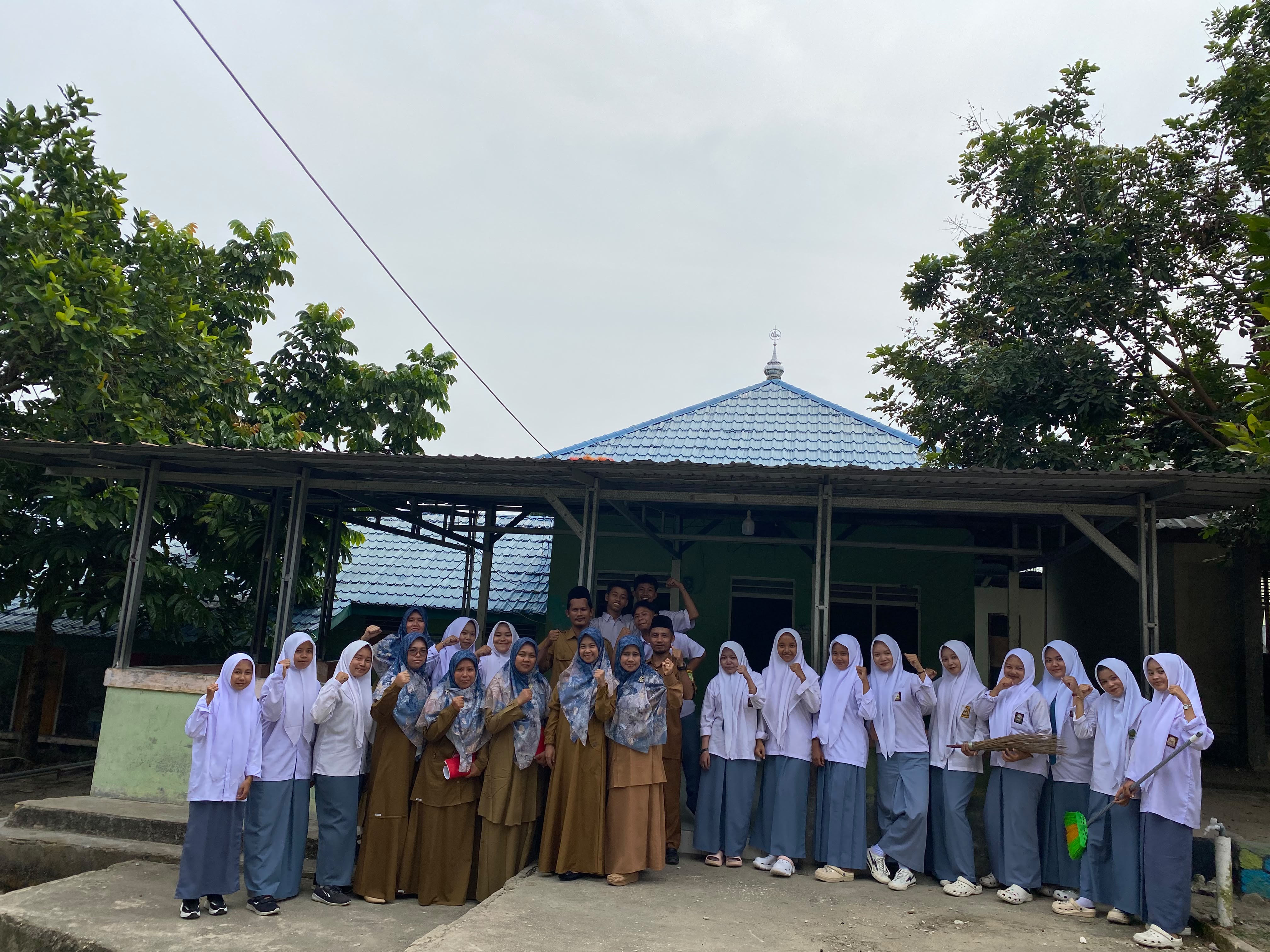 Dokumentasi kegiatan Gerakan Bersih - Bersih Musholla di Musholla Bustanul Ulum