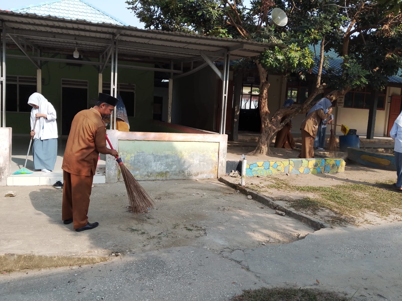 Dokumentasi kegiatan Gerakan Bersih - Bersih Musholla di Musholla Bustanul Ulum