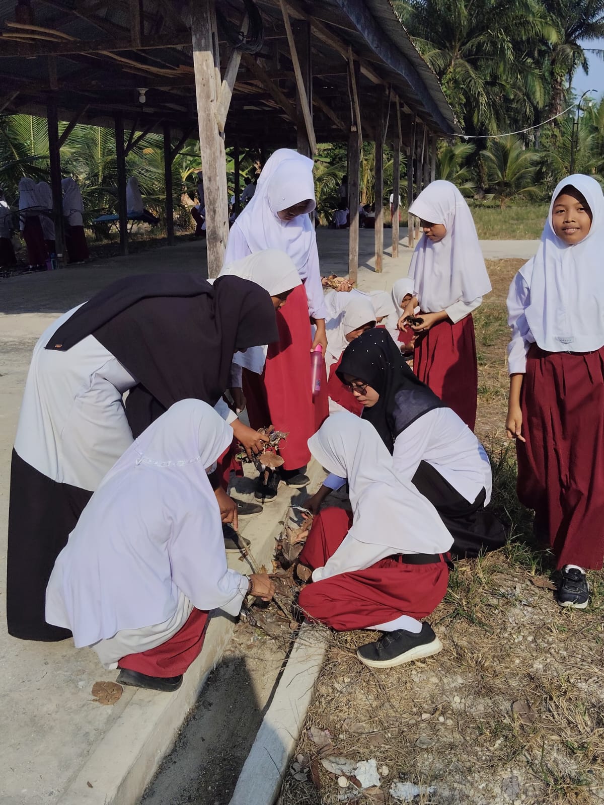 Dokumentasi kegiatan Gerakan Bersih-bersih mesjid