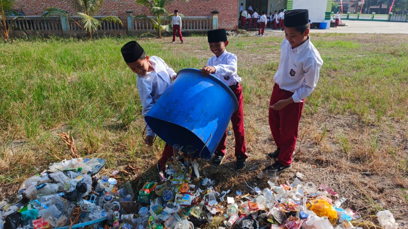 Dokumentasi kegiatan Gerakan Bersih-bersih mesjid
